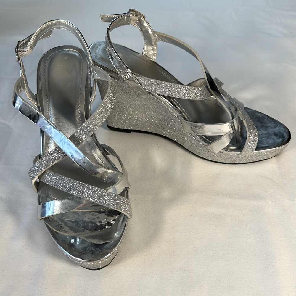 Women’s silver shiny size 7 high heeled shoe, prom, new years, wedding